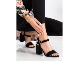 Trendy dámske čierne  sandále na širokom podpätku
