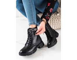 Moderní  kotníčkové boty černé dámské na plochém podpatku