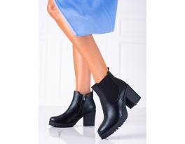 Moderní černé dámské  kotníčkové boty na širokém podpatku