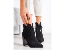 Klasické  kotníčkové boty dámské černé na širokém podpatku