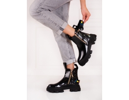 Praktické černé dámské  kotníčkové boty na plochém podpatku
