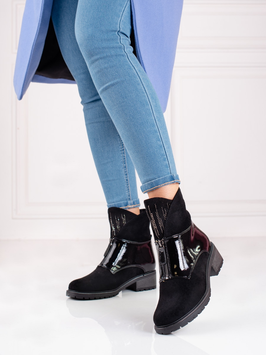 Komfortní černé dámské  kotníčkové boty na plochém podpatku