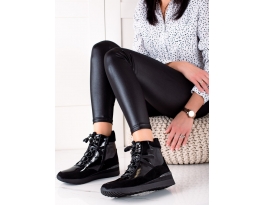 Komfortní dámské černé  kotníčkové boty bez podpatku
