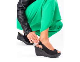 Praktické  sandály dámské černé na klínku