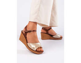 Moderní dámské  sandály zlaté na klínku